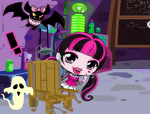 Draculaura halloween napra készül Monster high játék